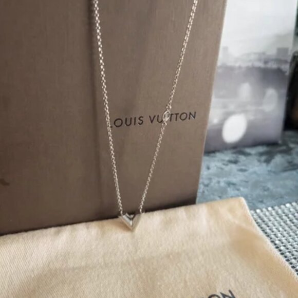 Louis Vuitton SILVER TONE Metal Essential V Necklace with Box and Dustbag EUC - Picture 4 of 10